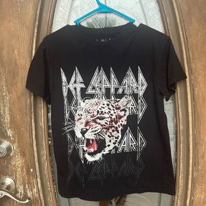 Def Leppard Graphic Tee! Size small